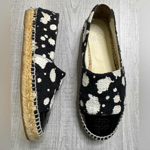 CHANEL Black & White Patent Tweed Splatter Paint Cap Toe CC Espadrilles. Size 38 - Picture 3 of 8
